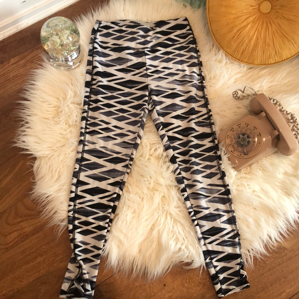 Patterned workout leggings with ankle design
